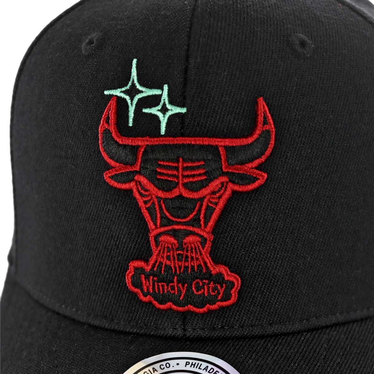 Mitchell & Ness Chicago Bulls NBA Merch Logo Classic Snapback Cap HHSSINTL1243-CBUBLCK-