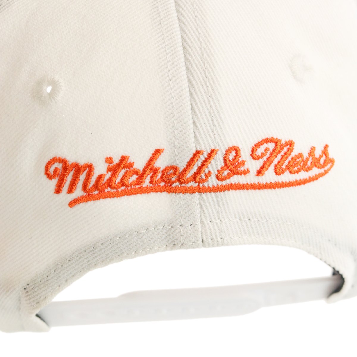 Mitchell & Ness Miami Heat NBA Merch Logo Classic Snapback Cap HHSSINTL1243-MHEWHIT-