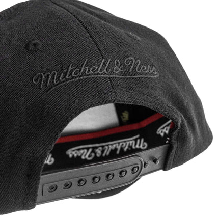 Mitchell & Ness Brooklyn Nets NBA Black Black Logo Classic Red Cap HHSSINTL101-BNEYYPPPBLCK-