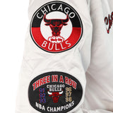 Mitchell & Ness NBA Hometown LW Satin Jacke Chicago Bulls OJBF4986-CBUYYPPPWHIT-