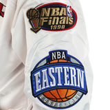 Mitchell & Ness NBA Hometown LW Satin Jacke Chicago Bulls OJBF4986-CBUYYPPPWHIT-