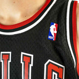 Mitchell & Ness Chicago Bulls NBA Scottie Pippen #33 Swingman Jersey 2.0 Trikot SMJYGS18151-CBUBLCK97SPI-