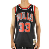 Mitchell & Ness Chicago Bulls NBA Scottie Pippen #33 Swingman Jersey 2.0 Trikot SMJYGS18151-CBUBLCK97SPI - schwarz-rot