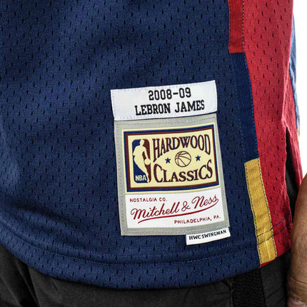 Mitchell & Ness Cleveland Cavaliers NBA Lebron James #23 2.0 Swingman Jersey Trikot SMJYGS18156-CCANAVY08LJA-