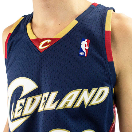 Mitchell & Ness Cleveland Cavaliers NBA Lebron James #23 2.0 Swingman Jersey Trikot SMJYGS18156-CCANAVY08LJA-