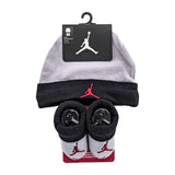 Jordan Jordan Basic Hat and Bootie Combo Set (0-6 Monate) LJ0102-K41-EH - grau-schwarz